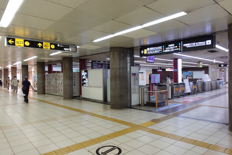 コインロッカーの横には近鉄の地下西改札口があります。