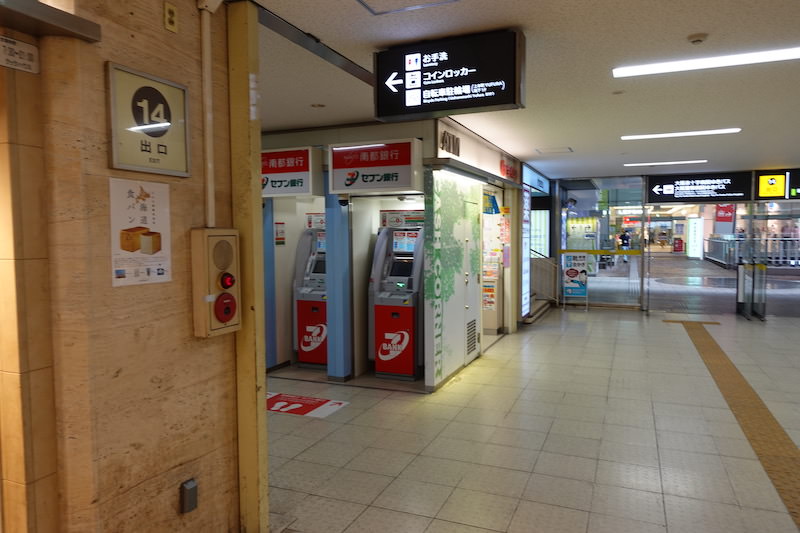 14番出口手前ATMとベーカリーの間の通路