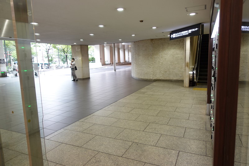 正面が関西空港行きリムジンバスとあべのハルカス行きのバスのりば。右のエスカレーターをあがると伊丹空港行きリムジンバスのりば。