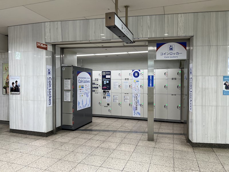地下改札口自動券売機横のコインロッカー