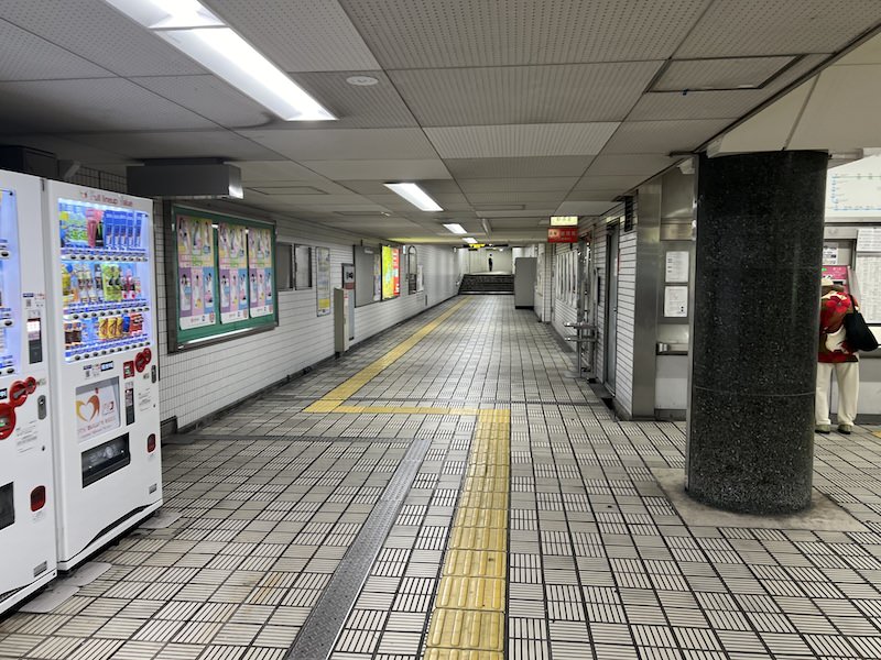 東改札を出てまっすぐ延びるのが5号出入口への通路