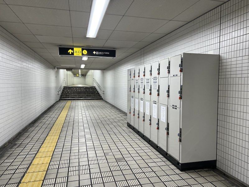 通路内右側にコインロッカーが設置されている