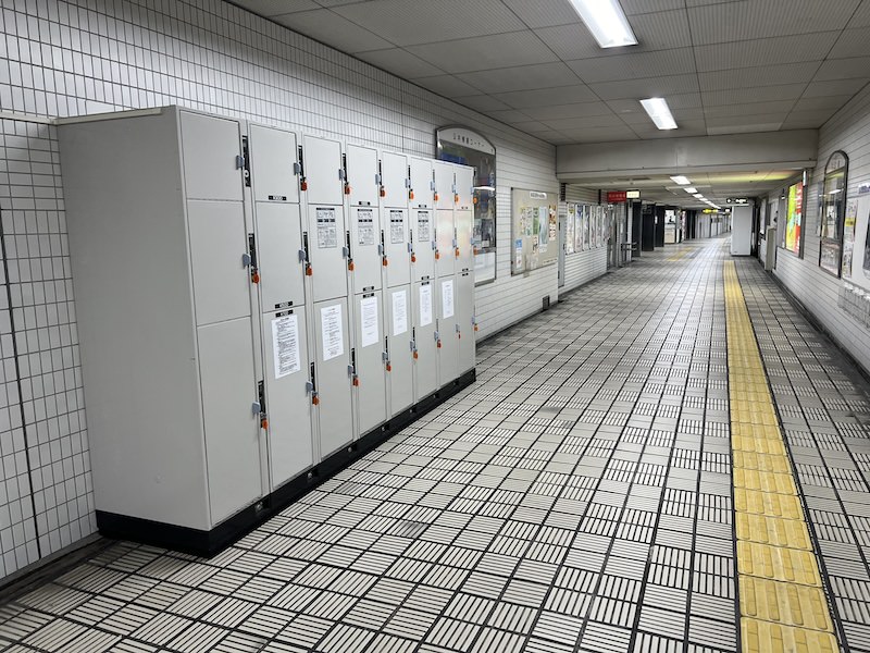 コインロッカー側から東改札方向を見る
