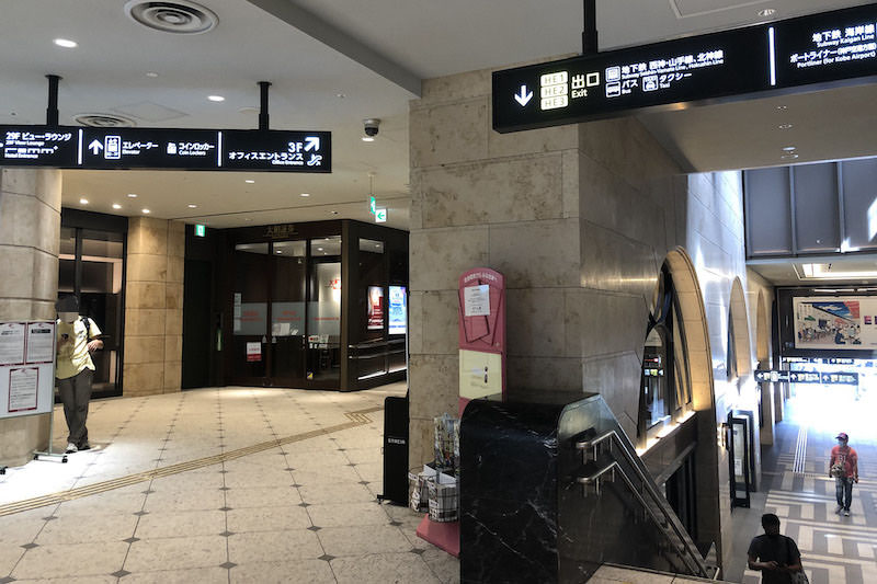 東改札口を出て左側の通路へ