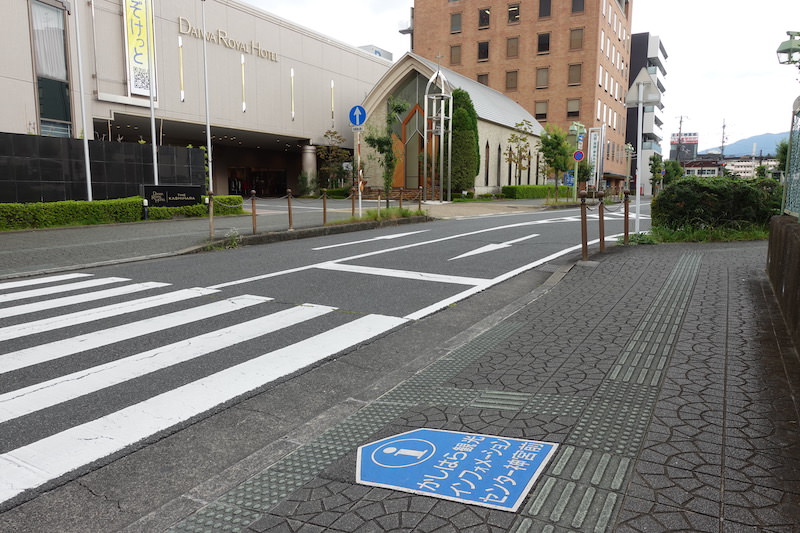 東口から少し距離がありますが、歩道に道案内のサインがあります。