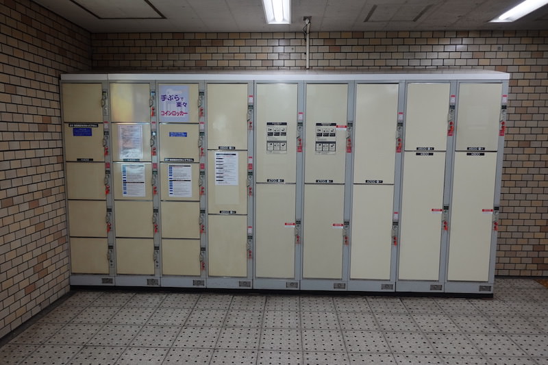 H階段踊り場のコインロッカー