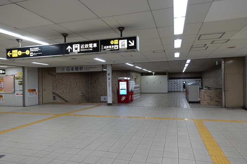 地下1階G階段横(大阪メトロ日本橋駅東改札前)にあるコインロッカー