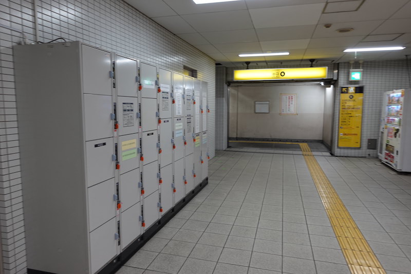 東改札6号出入口前にあるコインロッカー