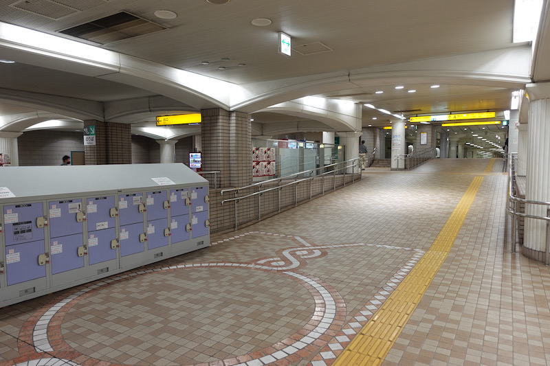 4番出口へ向かうスロープ