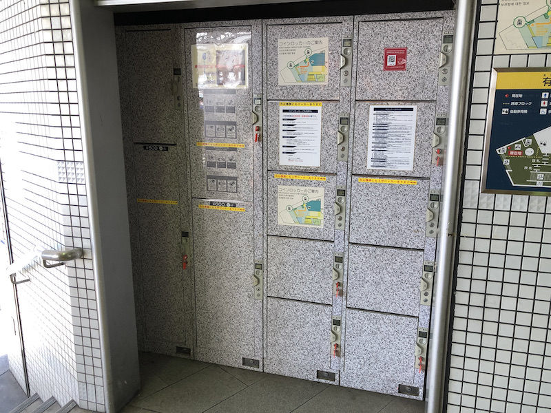 正面入口横のコインロッカー