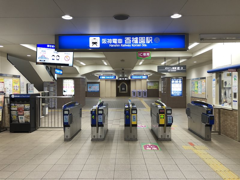 改札内左のエスカレーター横にコインロッカーが見える