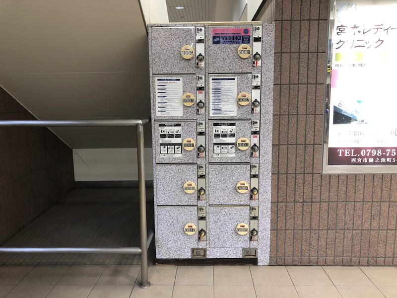 エスカレーター横のコインロッカー