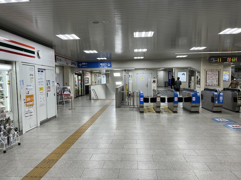 改札口左側南出口階段左側の通路を進むとコインロッカーがある