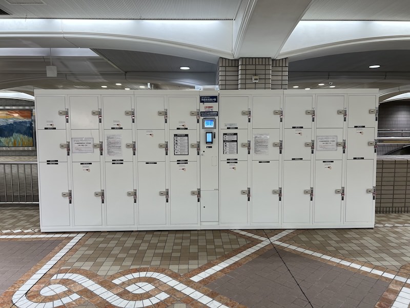 改札口横のコインロッカー