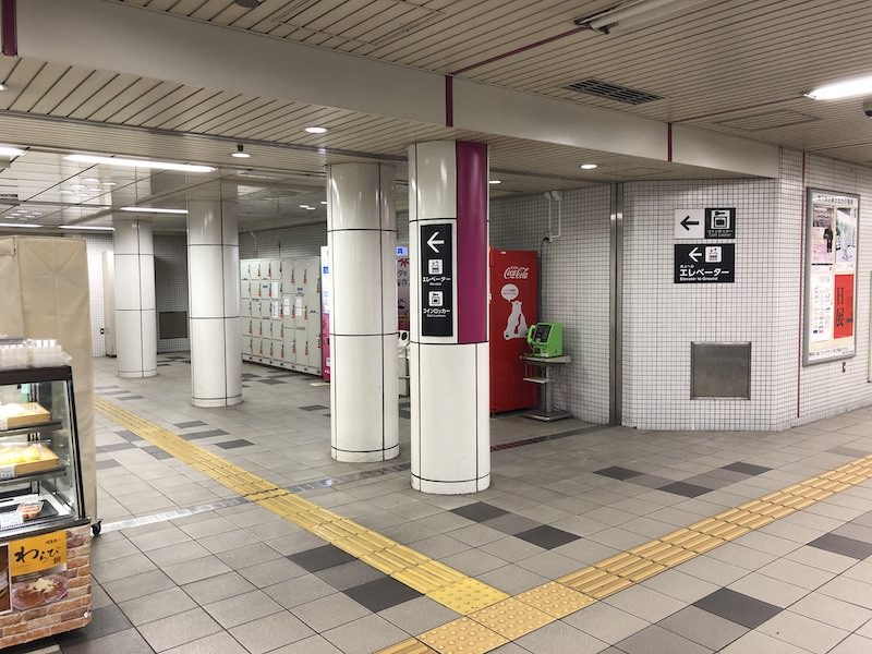 2番出入口へのエレベーターへ向かう通路にあるコインロッカー