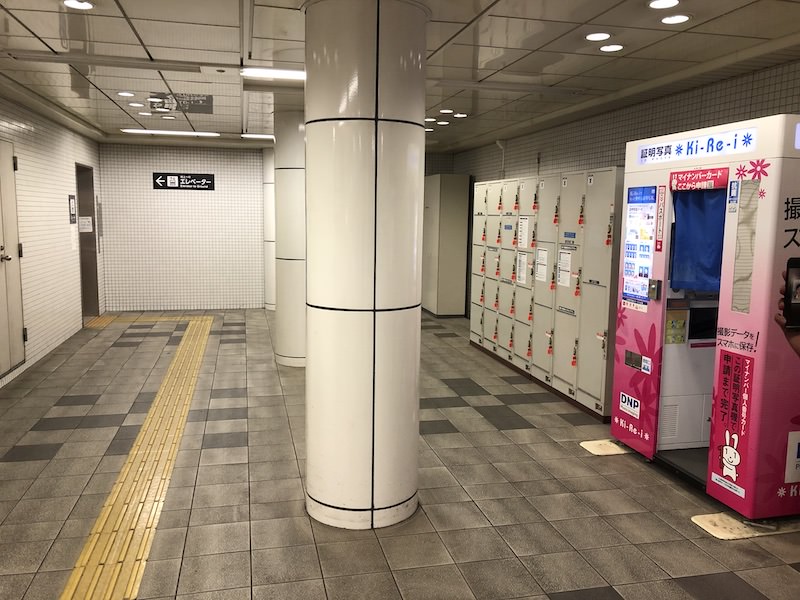 コインロッカーのすぐ向かいに地上へのエレベーターがある