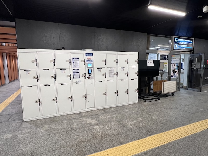 定期券発売所・お忘れ物取扱所前にあるコインロッカー