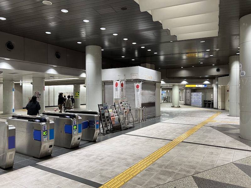 改札口を出て左側、4出口への通路にあるコインロッカー