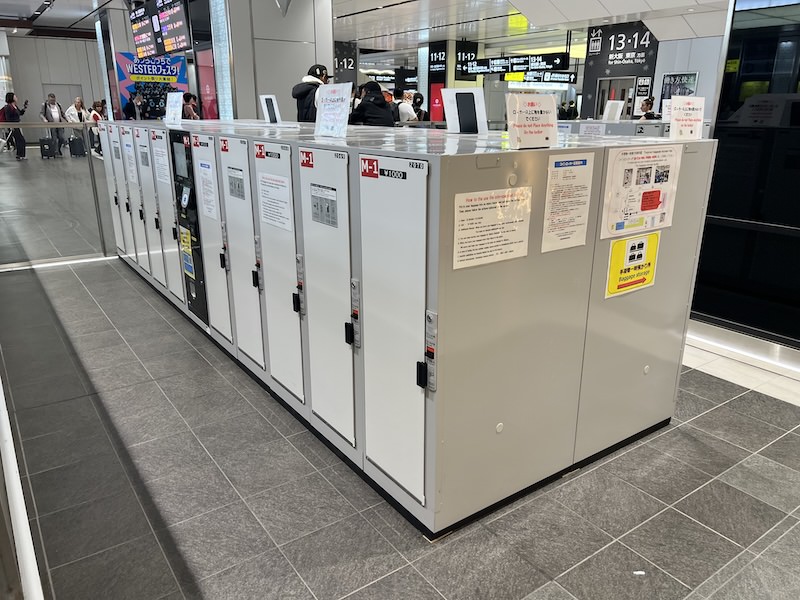 【改札外】2階「セブン-イレブン ハートイン」前のコインロッカー