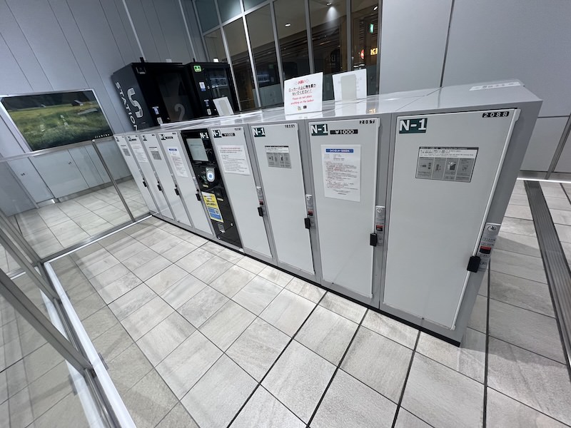 【改札外】2階「セブン-イレブン ハートイン」前のコインロッカー