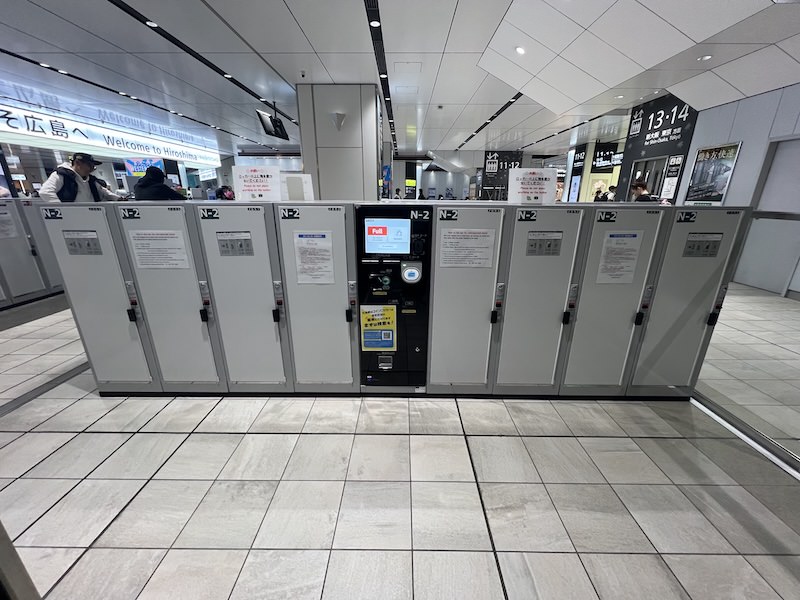 【改札外】2階「セブン-イレブン ハートイン」前のコインロッカー