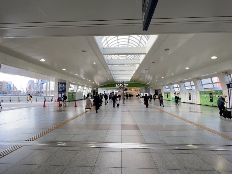 ラゾーナ川崎プラザへつながる中央西口の通路。両側にコインロッカーがある。