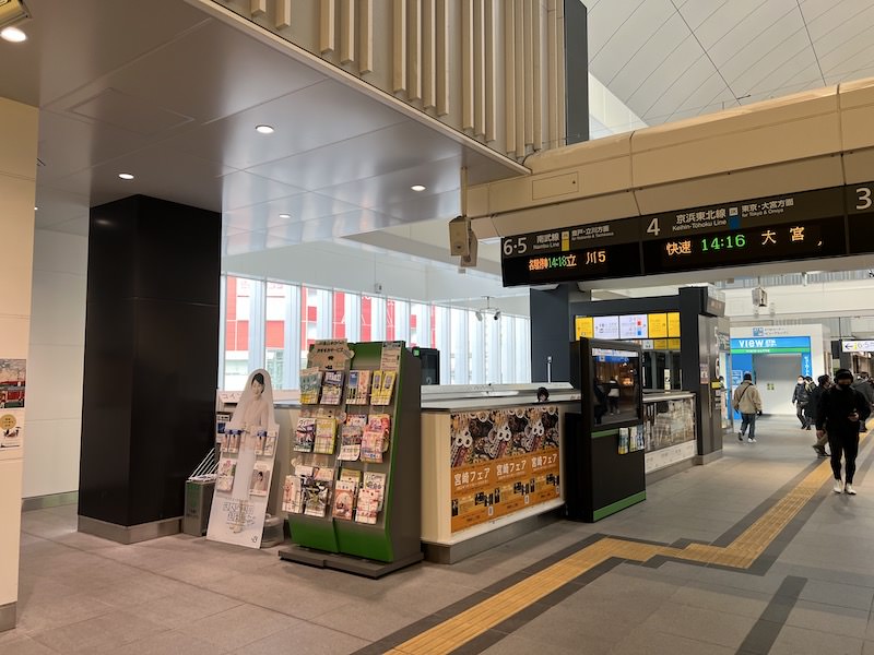 5番線・6番線ホームへの階段。この裏にコインロッカーがある。