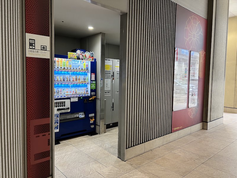 左側にまわるとコインロッカーが見える