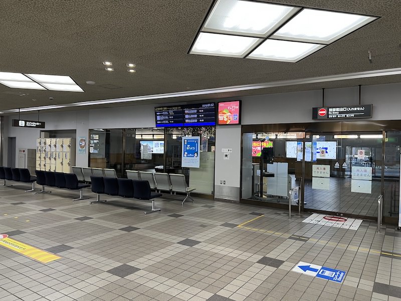 1階国内線到着口の横にコインロッカーが見える。