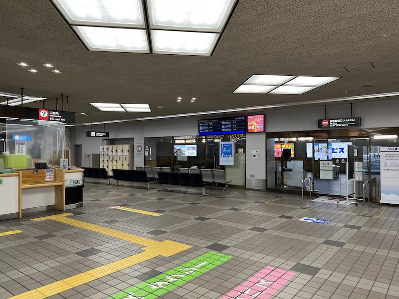 コインロッカー手前にあるご案内カウンターで両替ができます。