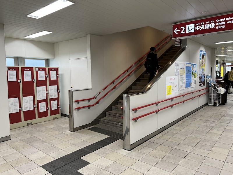 コンコース2番線中央階段前にあるコインロッカー