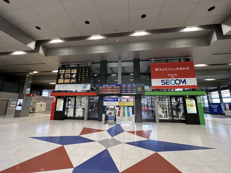 中部国際空港駅の改札から見た各ホーム。左側3番線にコインロッカーが見える。
