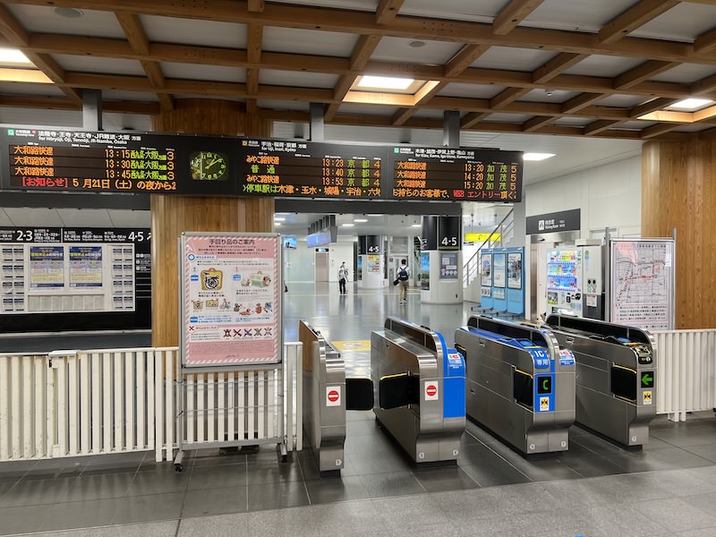 改札内のコインロッカーは右側、4番・5番のりばへのエスカレーターの横にある。