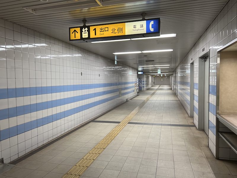 1出口へ向かう通路内にコインロッカーがある