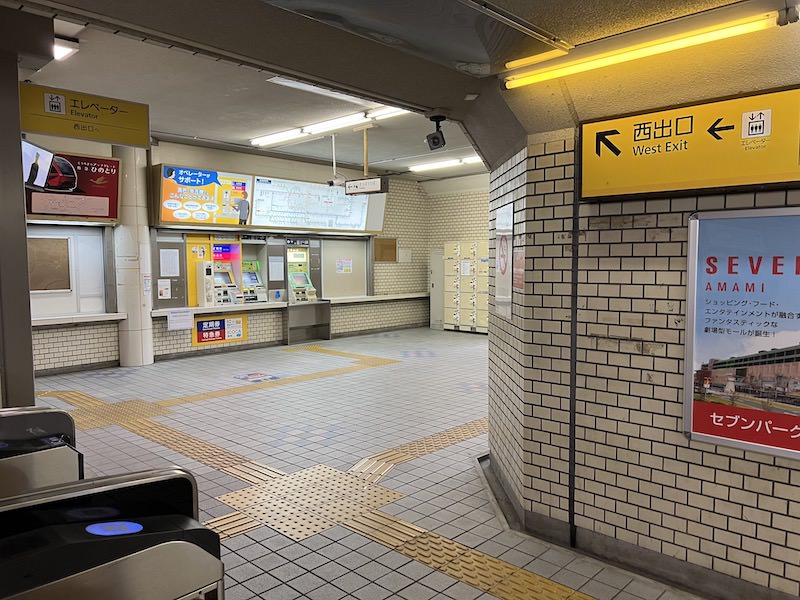 西出口にあるコインロッカー