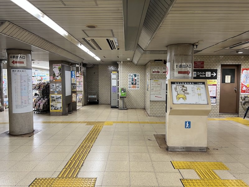 西改札口を出た正面にコインロッカーがある