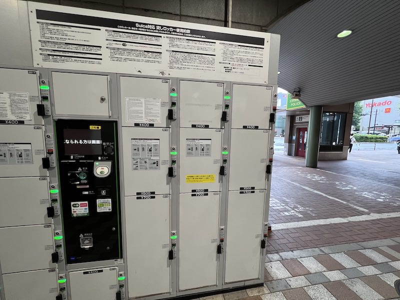 コインロッカーから見える中央口コンコースへつながるエレベーター