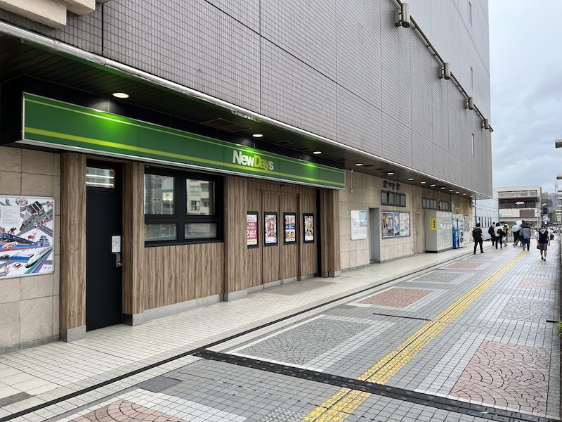 東口2階駅ビル沿いにコインロッカーが見える