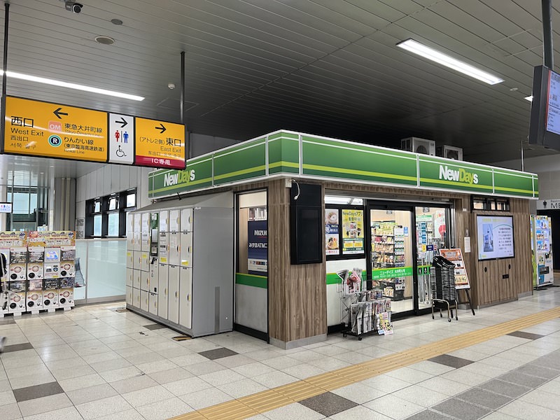 西口改札内売店横にあるコインロッカー