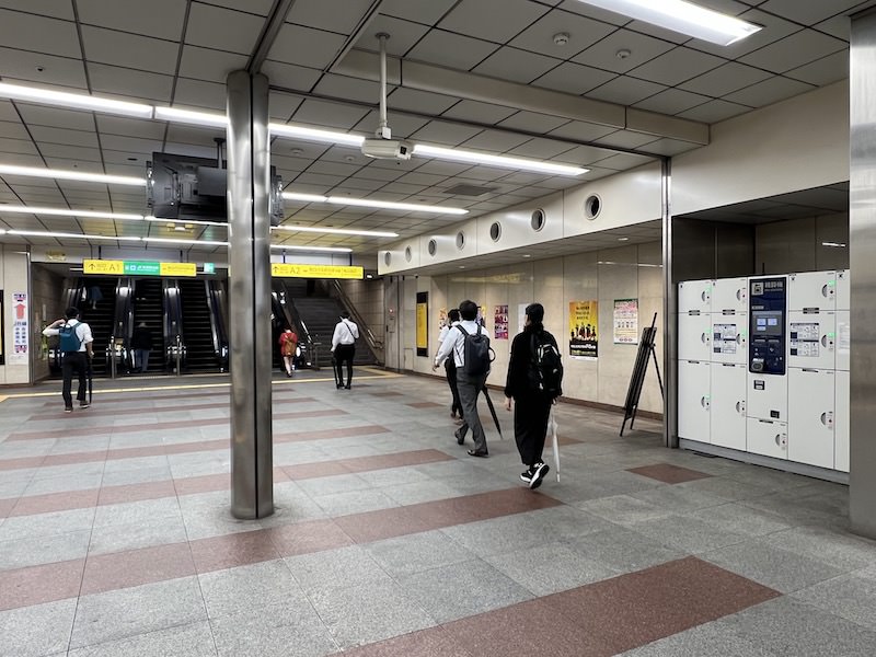 反対側。左の3本のエスカレーターは、2階JR中央口に直結するA1出口。右側1本のエスカレーターと階段が地上に出るA2出口。