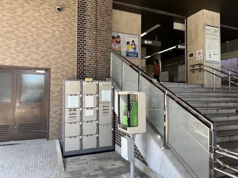 改札口への階段横にあるコインロッカー