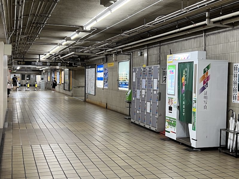 改札外通路にあるコインロッカー。奥に見えるのが西改札口。