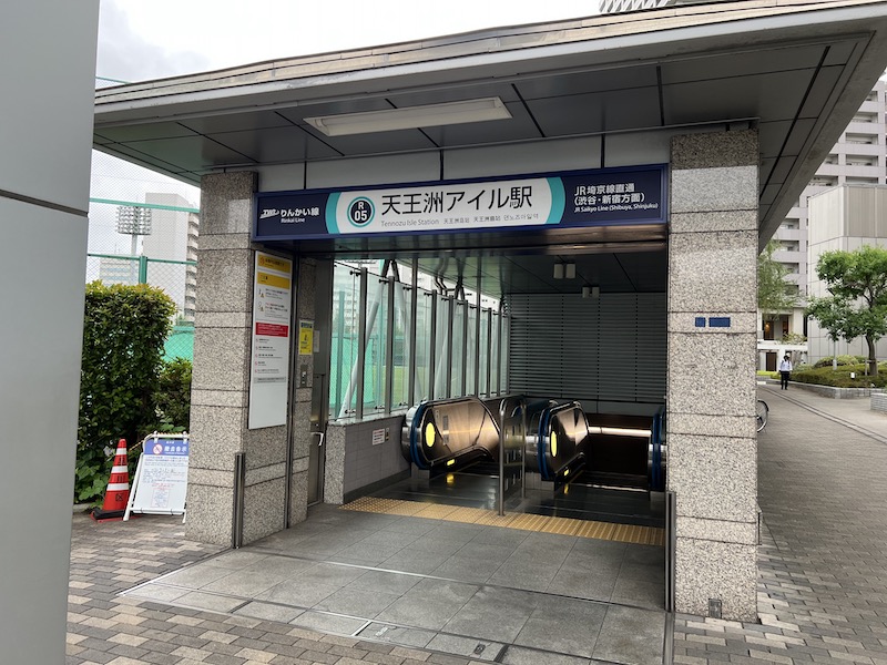 上下方向のエスカレーターと奥にエレベーターがあるりんかい線天王洲アイル駅B出口