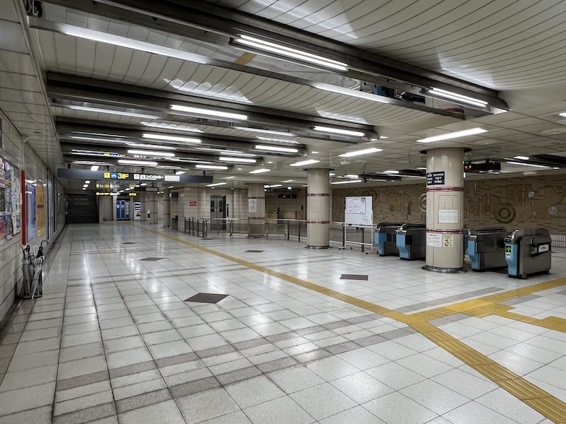 桜通線側北改札口。改札を出て右側一番奥にコインロッカーがある。