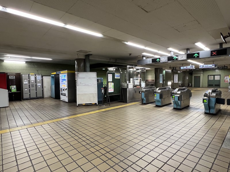 改札口を出て右側にあるコインロッカー
