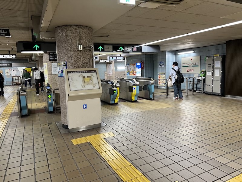 改札口を出てすぐ左にあるコインロッカー