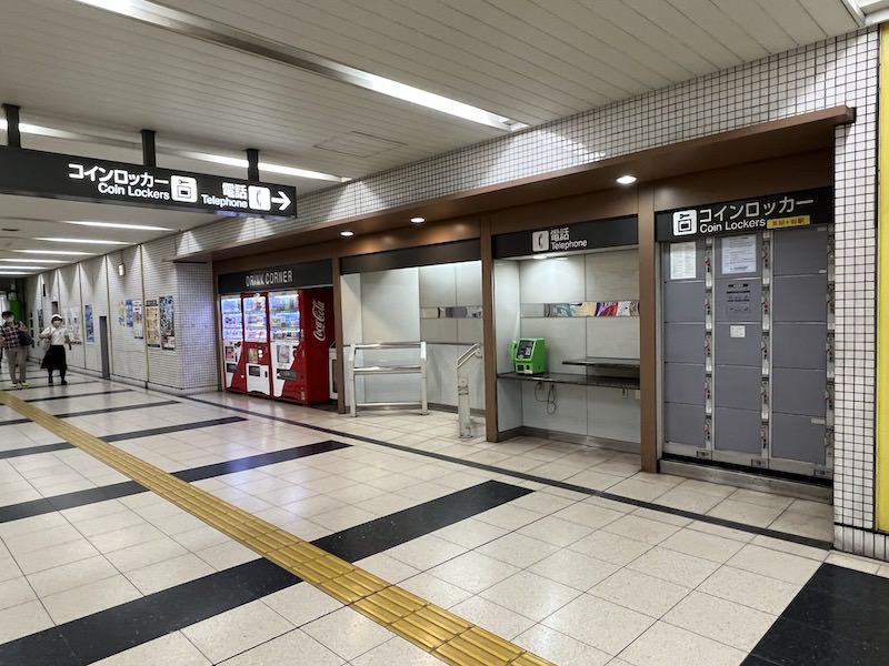 飲料水の自動販売機・公衆電話の横にコインロッカーがある