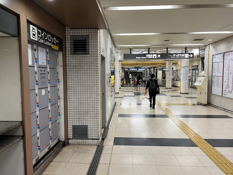 コインロッカー側から見た改札口
