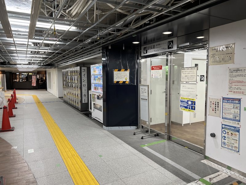 地下鉄の東改札口と西改札口を結ぶ通路内にあるコインロッカー