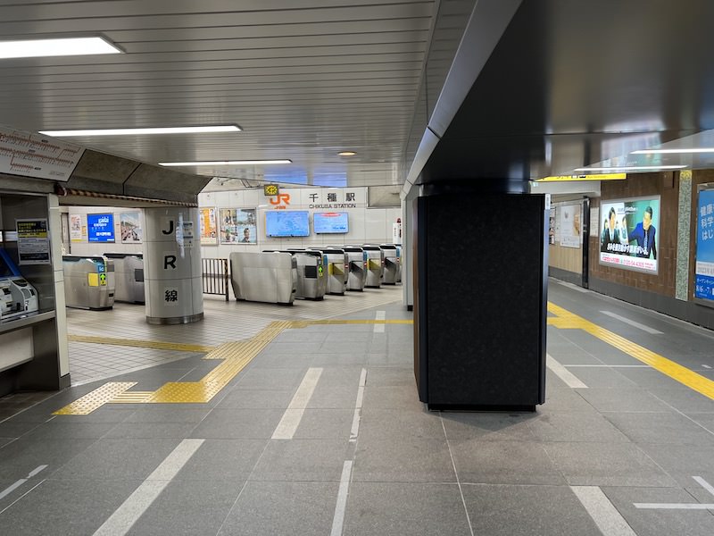 地下鉄の改札口と同じ通路内にあるJR千種駅の地下改札口
